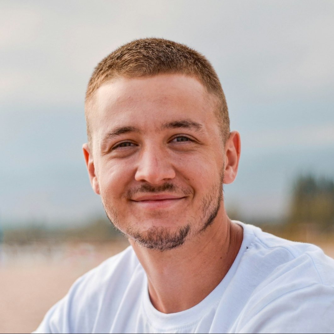 man wearing white crew-neck shirt outdoor selective focus photography